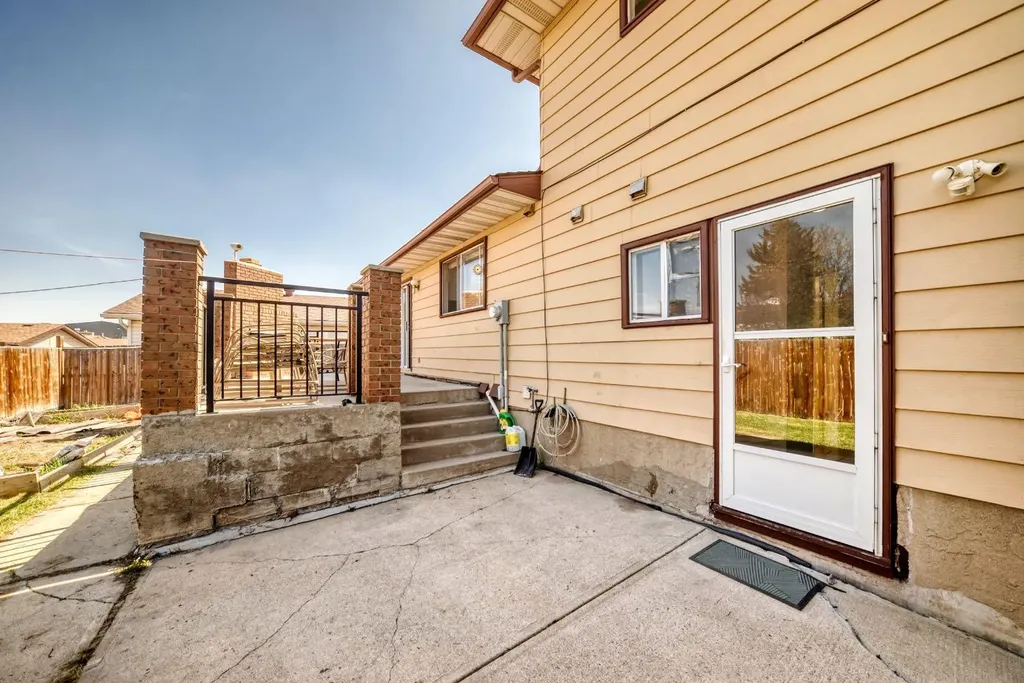 28 Rundlelawn Place NE Calgary AB T1Y3P5