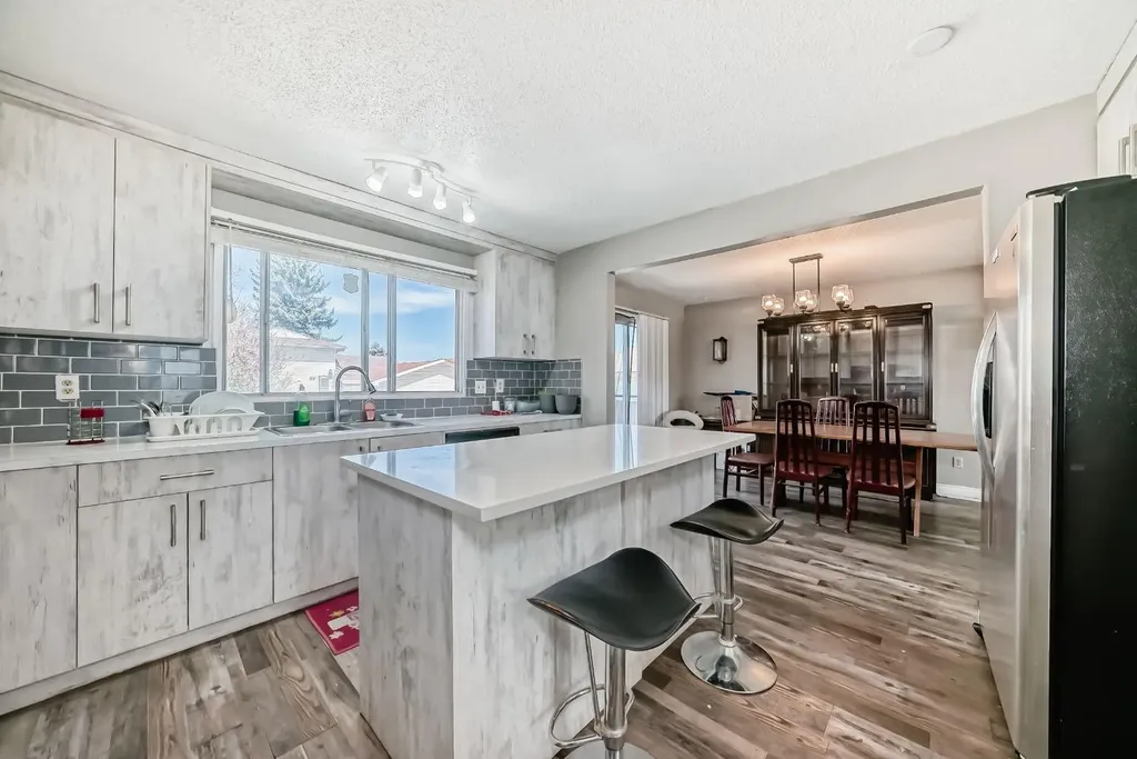 28 Rundlelawn Place NE Calgary AB T1Y3P5