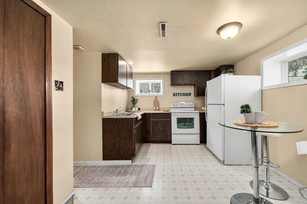 817 17 Avenue SE Calgary AB T2G 1J2