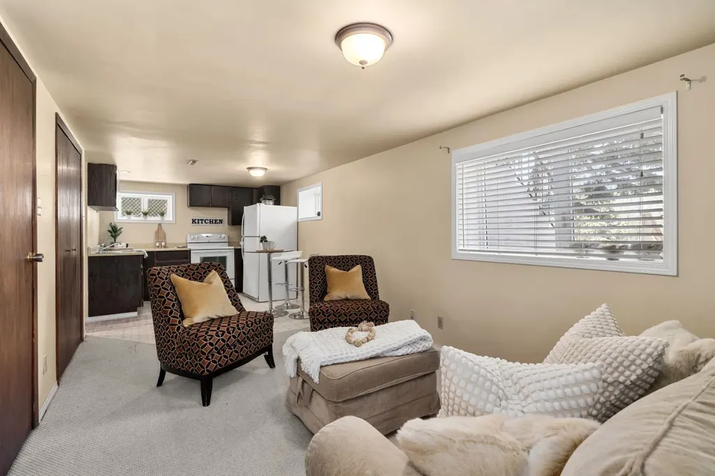 817 17 Avenue SE Calgary AB T2G 1J2