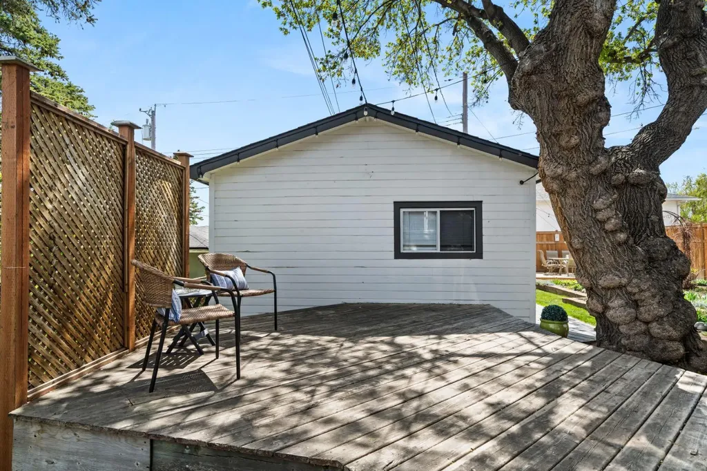 817 17 Avenue SE Calgary AB T2G 1J2