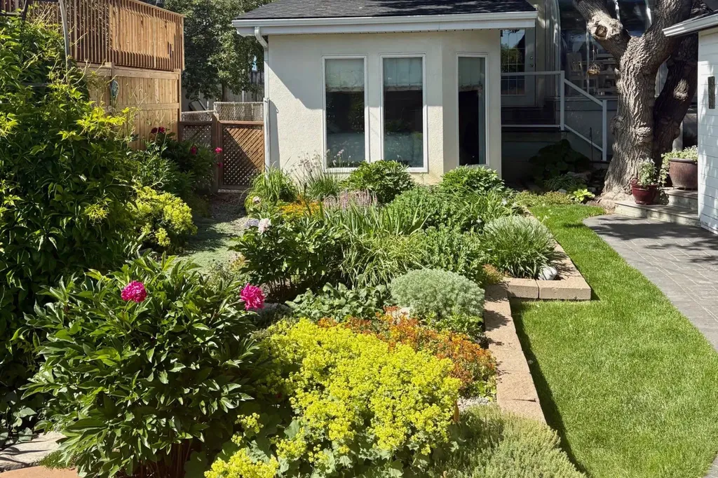 817 17 Avenue SE Calgary AB T2G 1J2