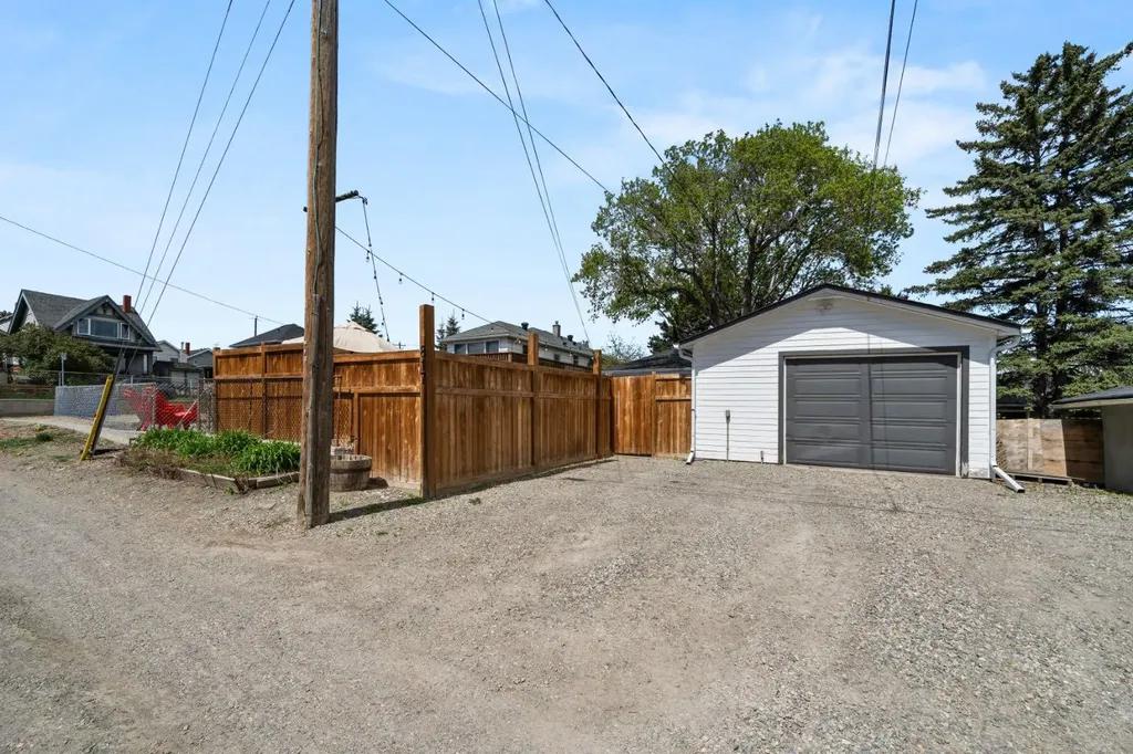 817 17 Avenue SE Calgary AB T2G 1J2