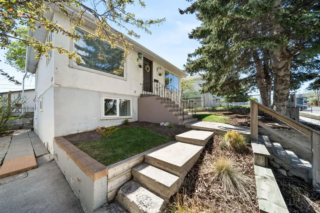 817 17 Avenue SE Calgary AB T2G 1J2