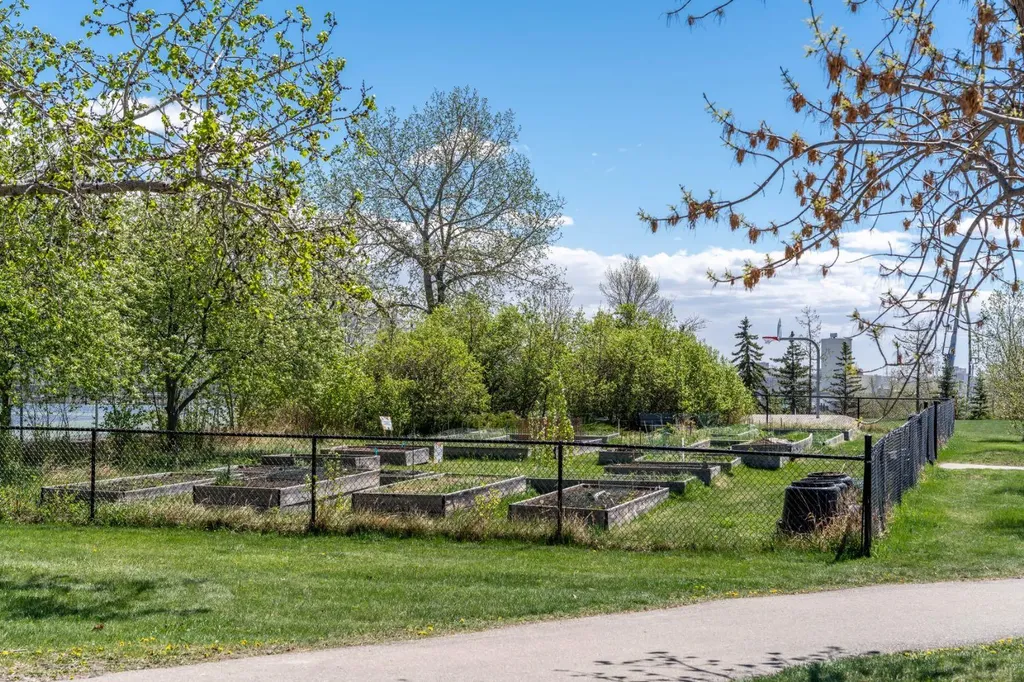 817 17 Avenue SE Calgary AB T2G 1J2