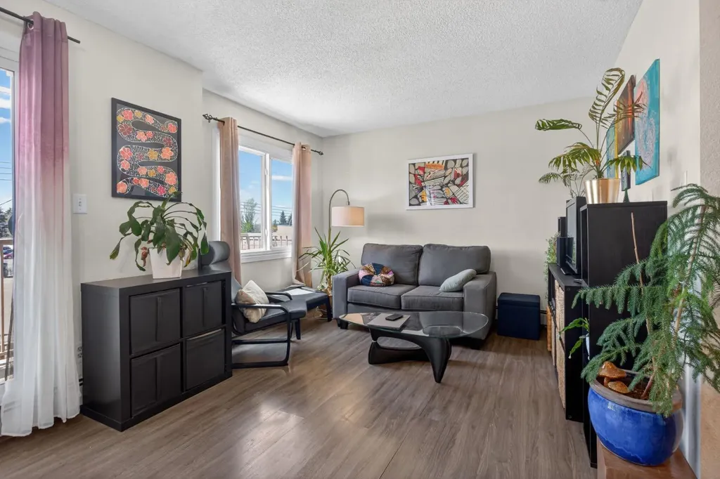 809 4 Street NE Calgary AB T2E3S9
