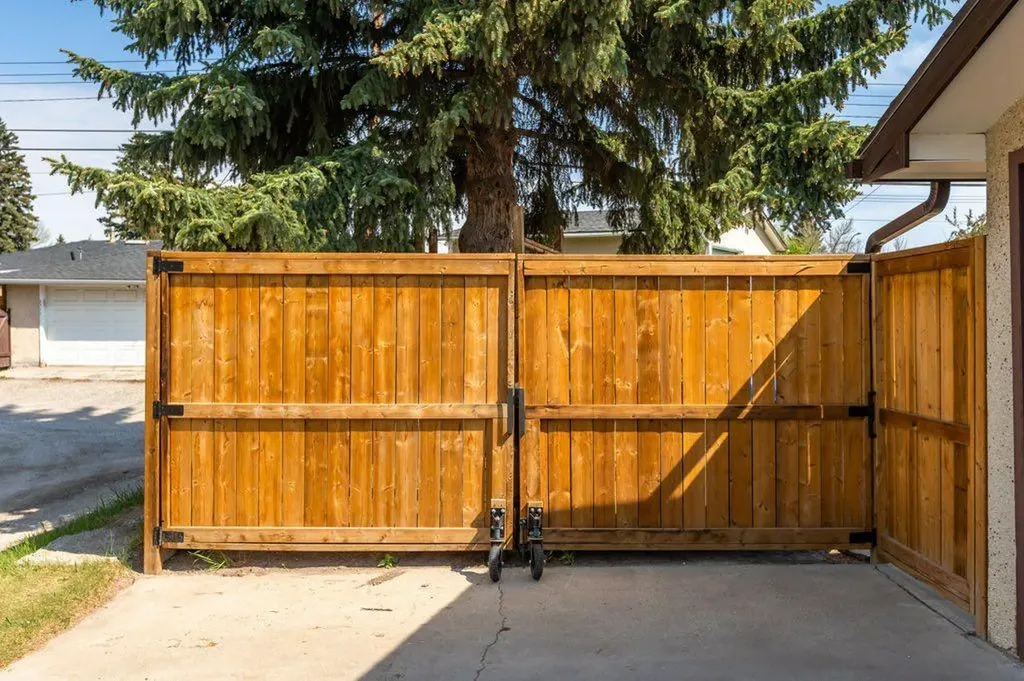 3447 Bonita Crescent NW Calgary AB T3B1N8