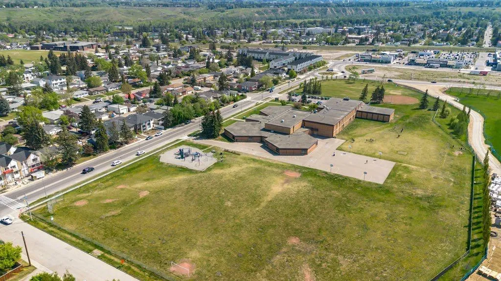 3447 Bonita Crescent NW Calgary AB T3B1N8