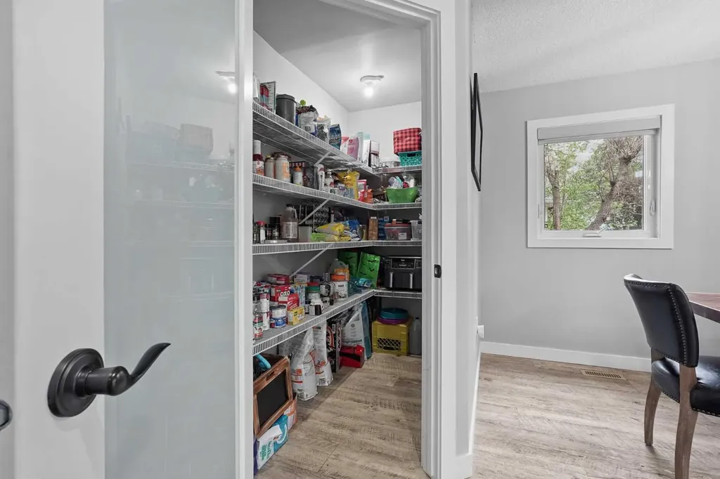 613 33 Street S Lethbridge AB T1J 3V8