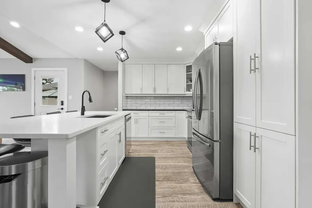 613 33 Street S Lethbridge AB T1J 3V8