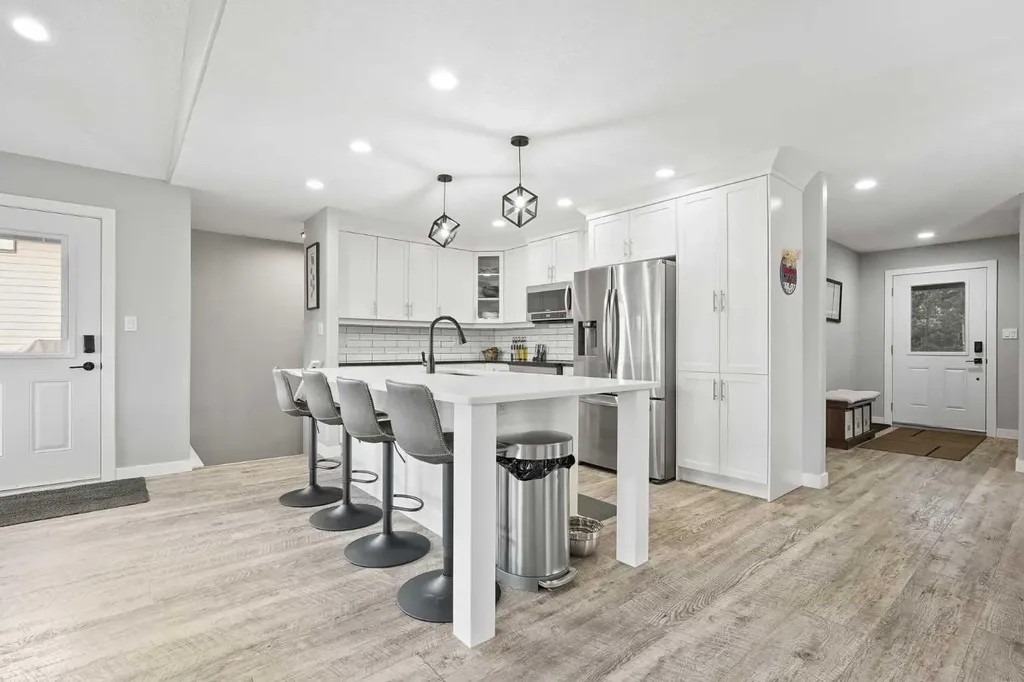 613 33 Street S Lethbridge AB T1J 3V8