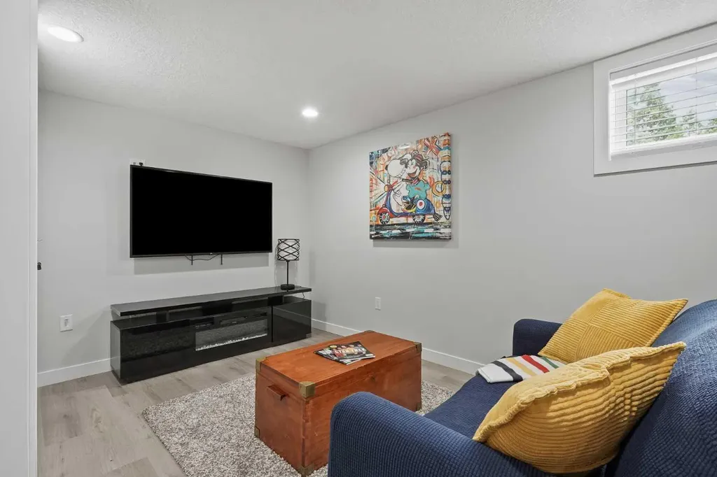 613 33 Street S Lethbridge AB T1J 3V8