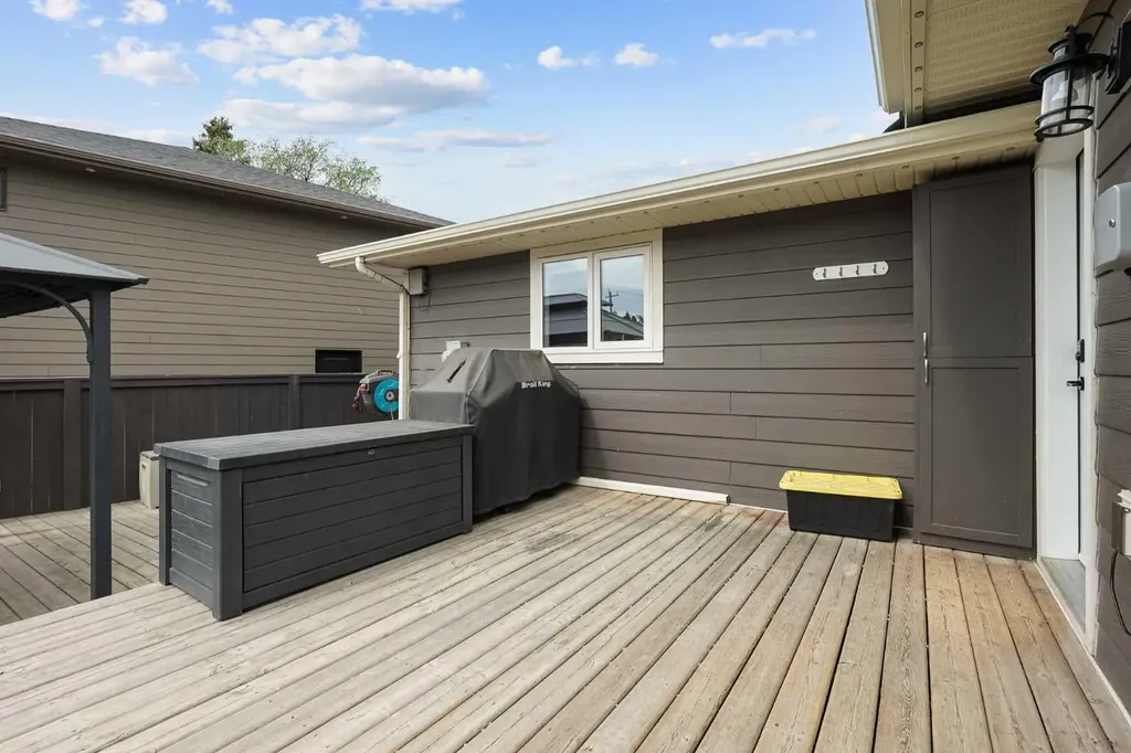 613 33 Street S Lethbridge AB T1J 3V8