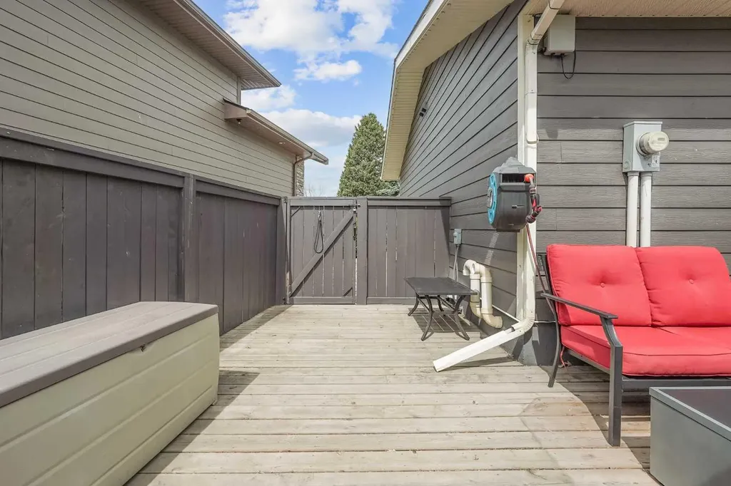 613 33 Street S Lethbridge AB T1J 3V8