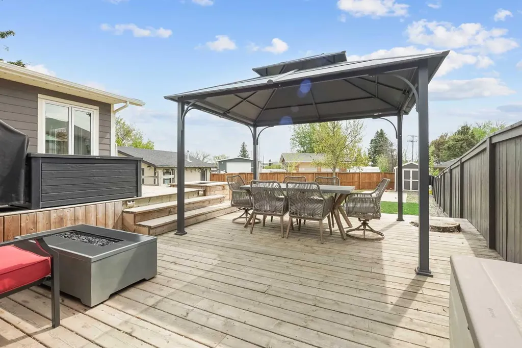 613 33 Street S Lethbridge AB T1J 3V8