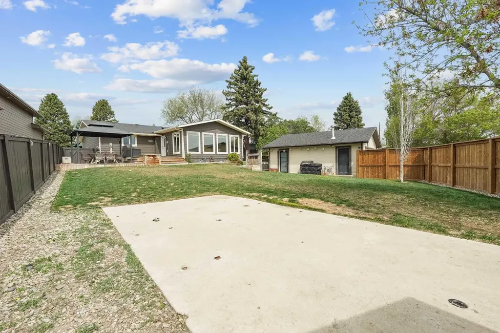 613 33 Street S Lethbridge AB T1J 3V8