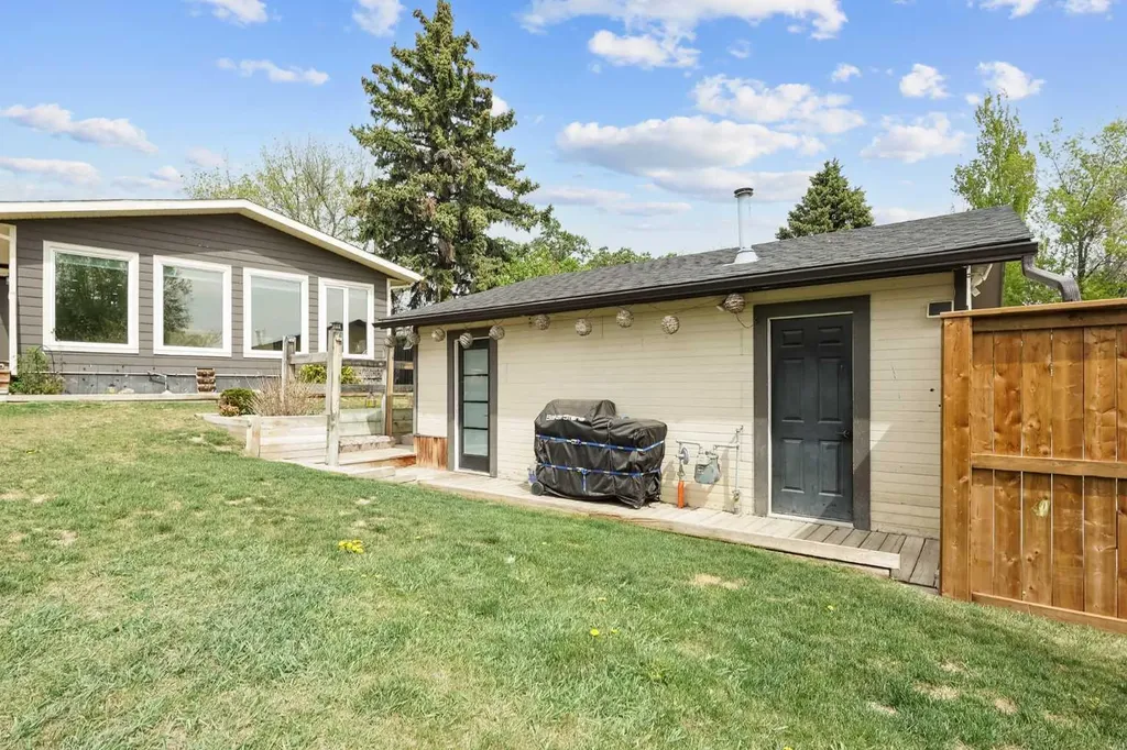 613 33 Street S Lethbridge AB T1J 3V8