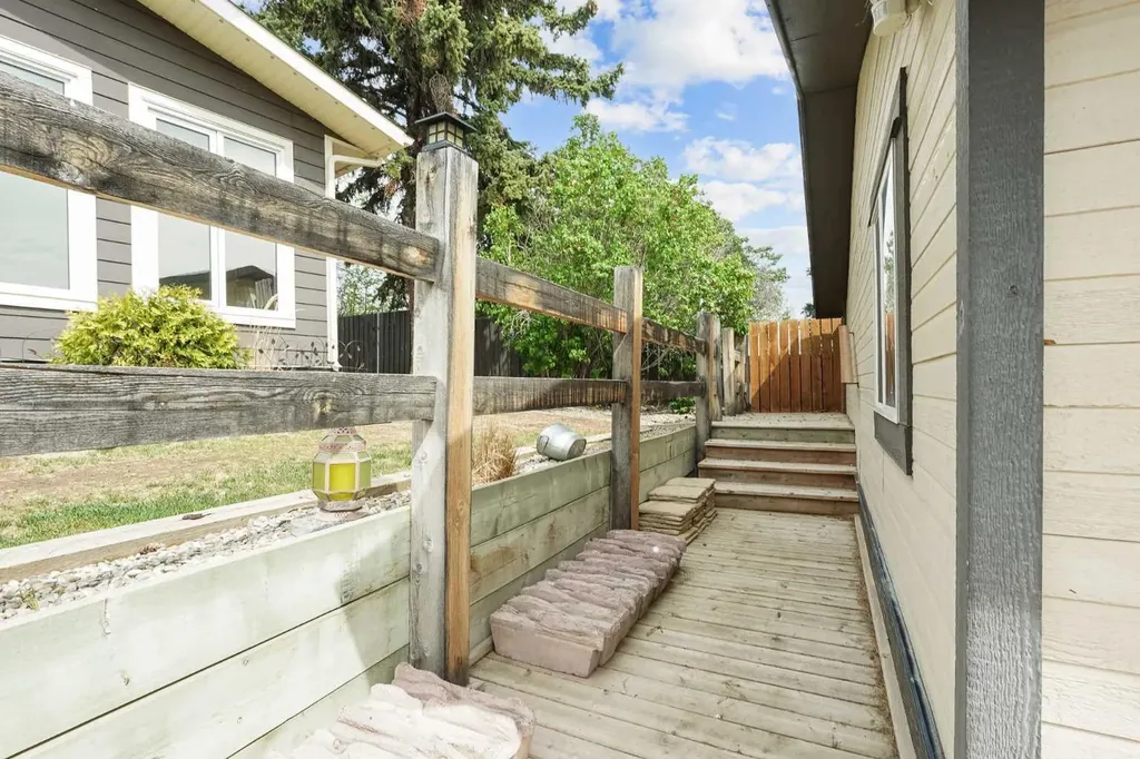 613 33 Street S Lethbridge AB T1J 3V8