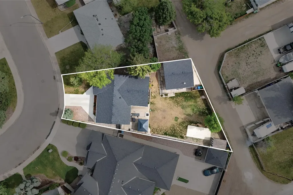 613 33 Street S Lethbridge AB T1J 3V8