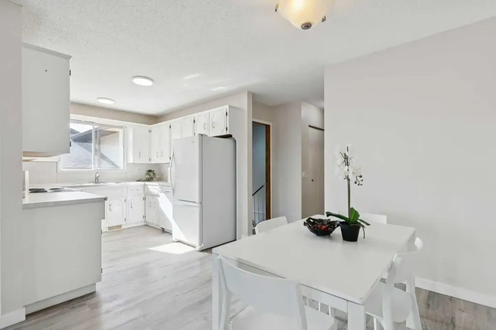 1121 Berkley Drive NW Calgary AB T3K 1S6