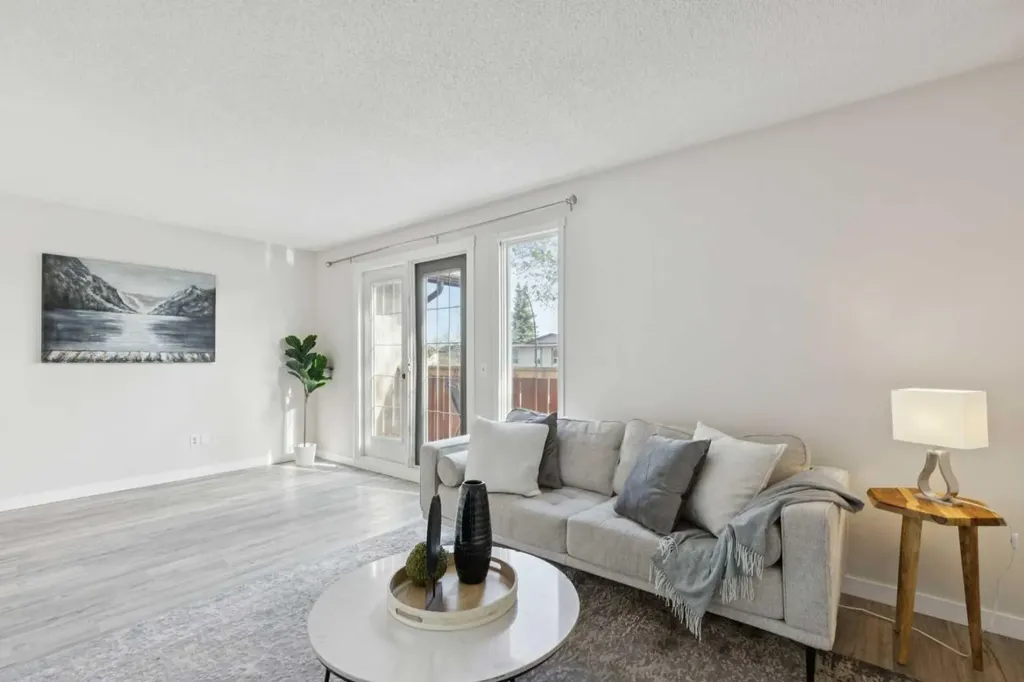 1121 Berkley Drive NW Calgary AB T3K 1S6