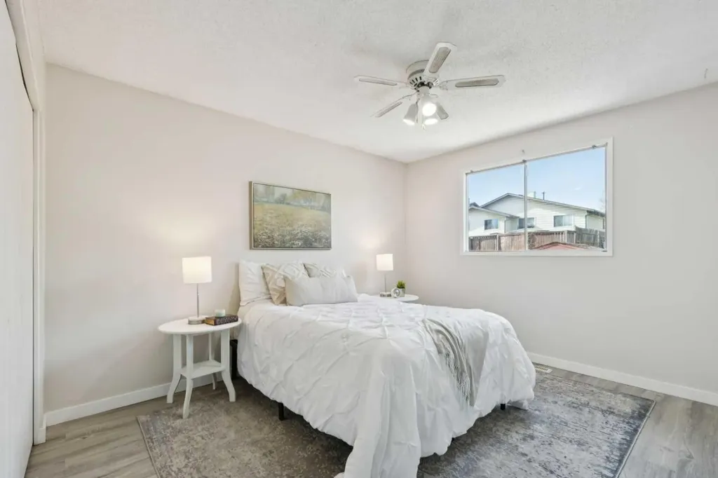1121 Berkley Drive NW Calgary AB T3K 1S6