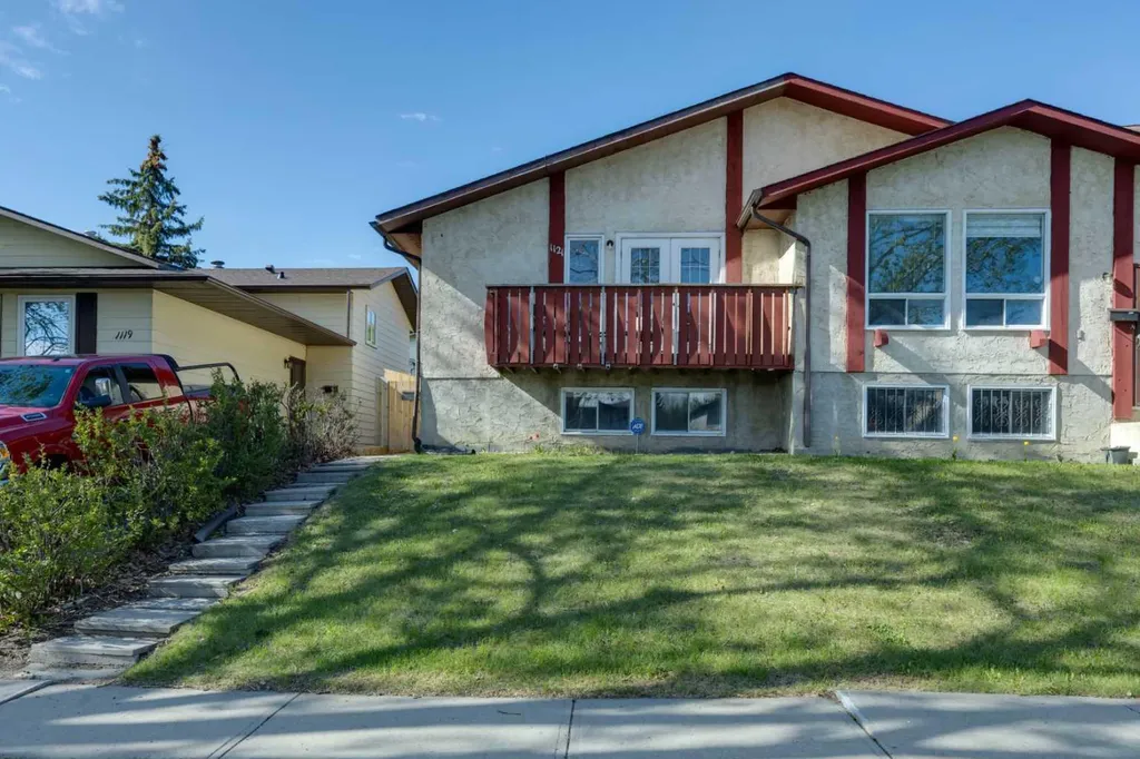 1121 Berkley Drive NW Calgary AB T3K 1S6