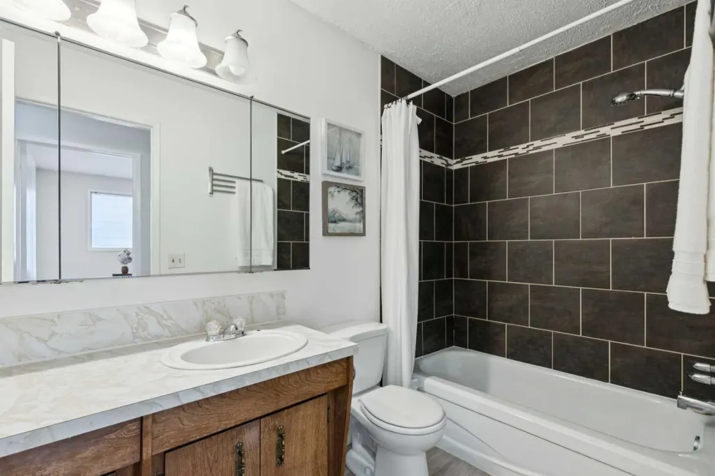 1121 Berkley Drive NW Calgary AB T3K 1S6