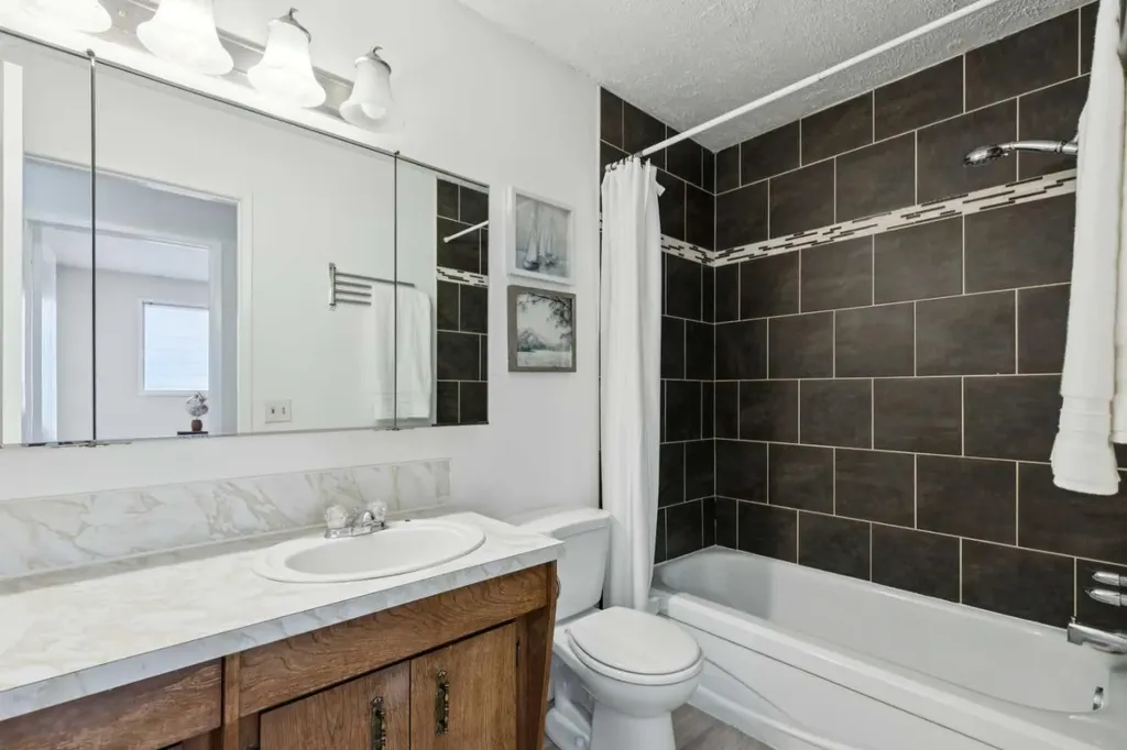 1121 Berkley Drive NW Calgary AB T3K 1S6