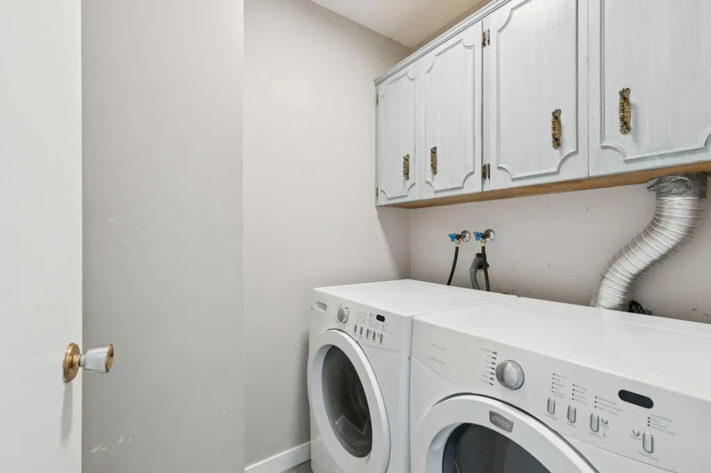 1121 Berkley Drive NW Calgary AB T3K 1S6