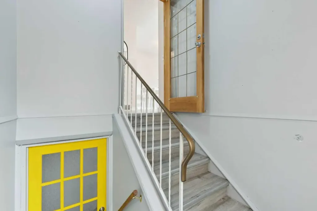 1121 Berkley Drive NW Calgary AB T3K 1S6