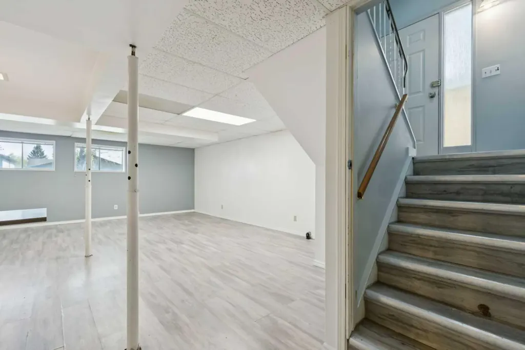1121 Berkley Drive NW Calgary AB T3K 1S6