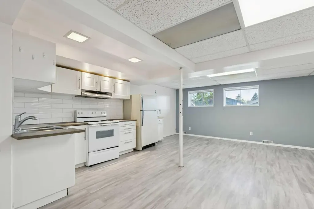 1121 Berkley Drive NW Calgary AB T3K 1S6