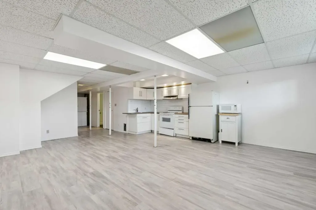 1121 Berkley Drive NW Calgary AB T3K 1S6