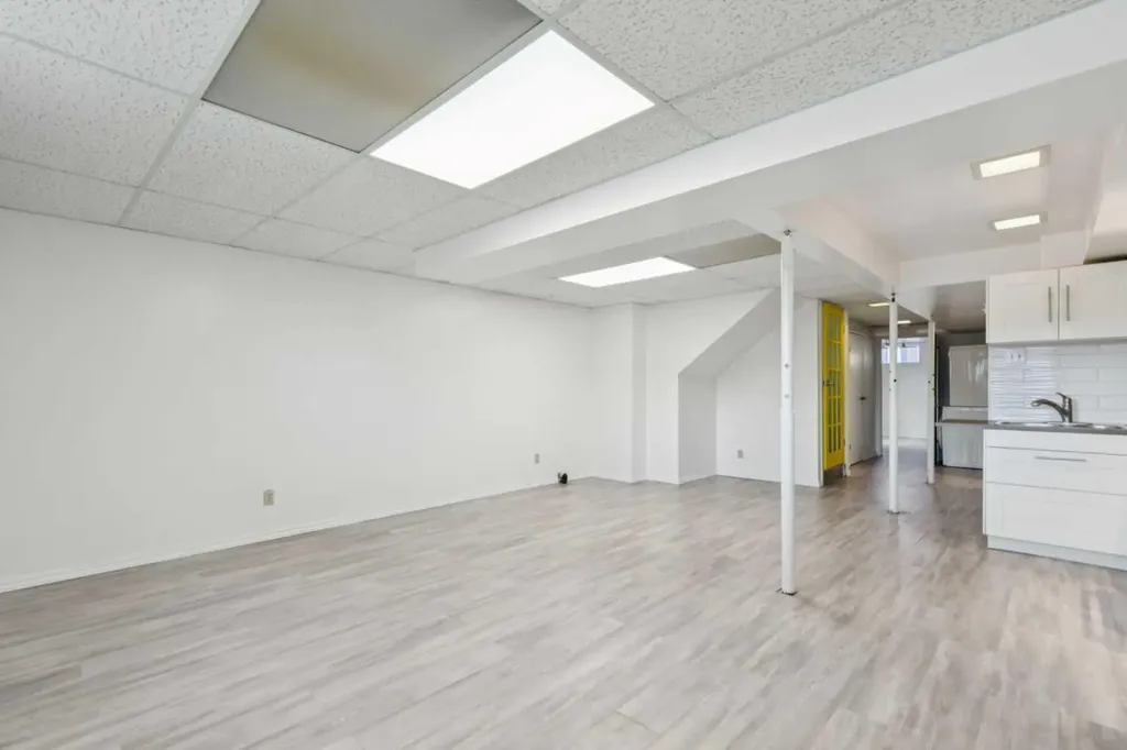 1121 Berkley Drive NW Calgary AB T3K 1S6