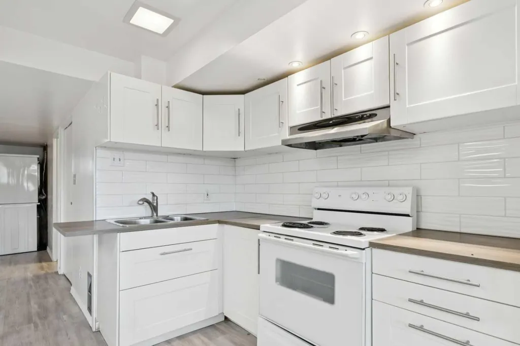 1121 Berkley Drive NW Calgary AB T3K 1S6