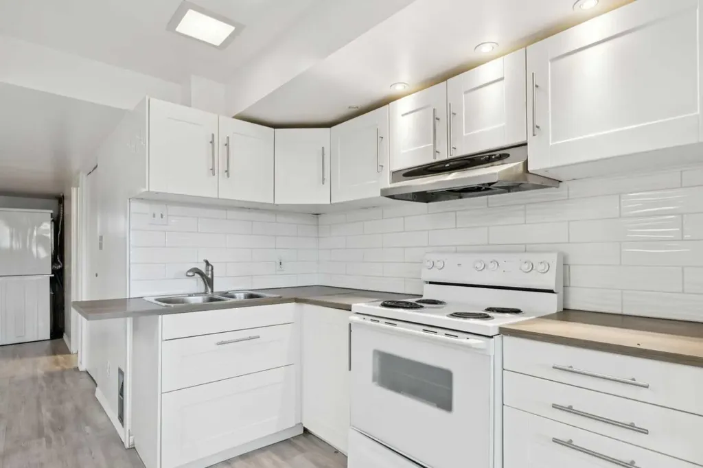 1121 Berkley Drive NW Calgary AB T3K 1S6