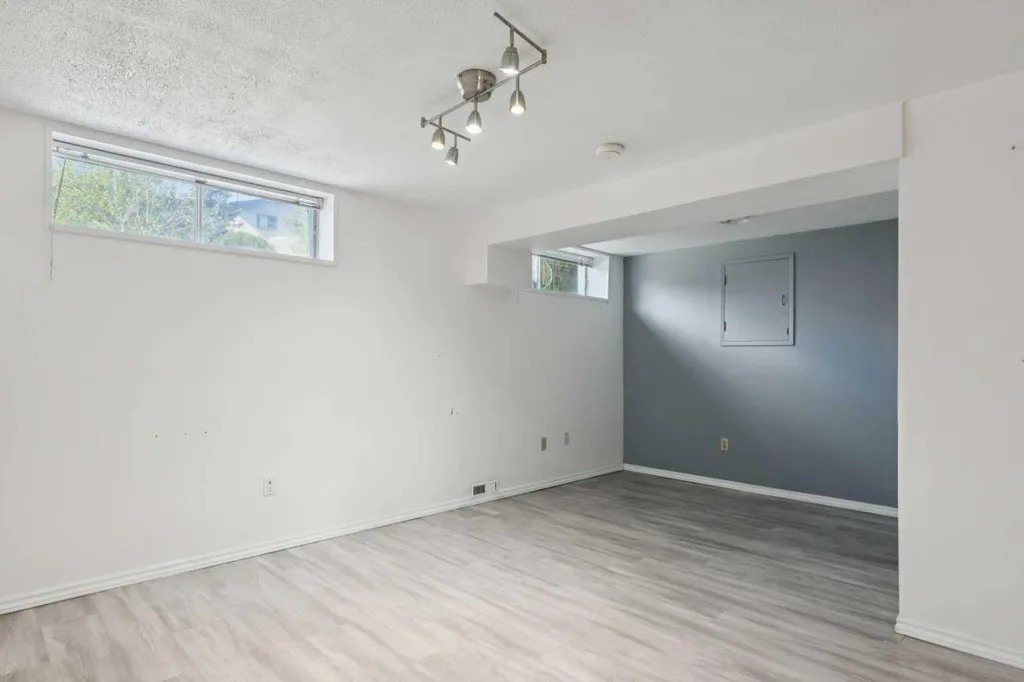 1121 Berkley Drive NW Calgary AB T3K 1S6