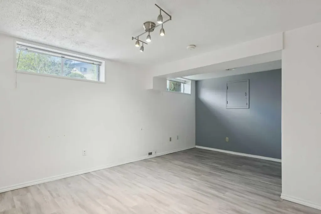 1121 Berkley Drive NW Calgary AB T3K 1S6