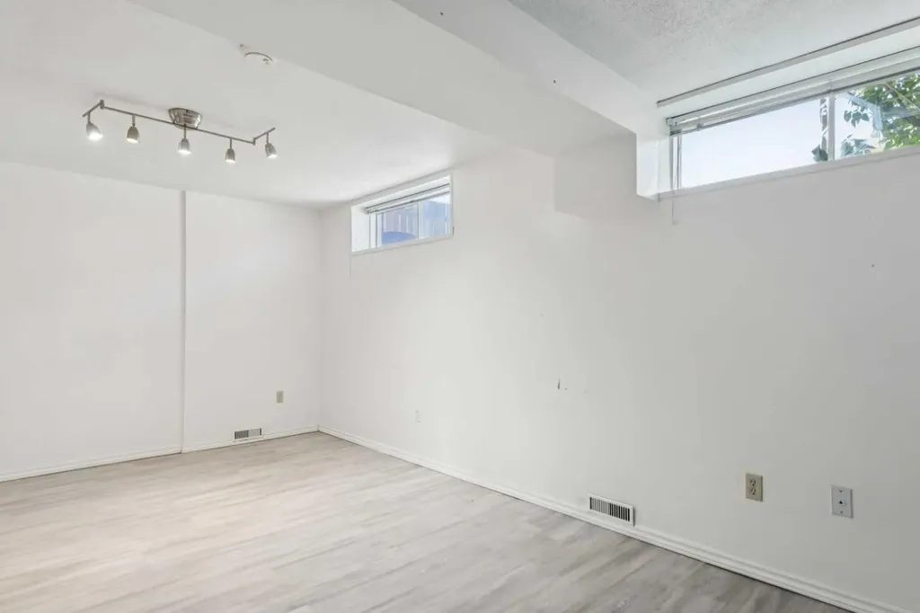 1121 Berkley Drive NW Calgary AB T3K 1S6