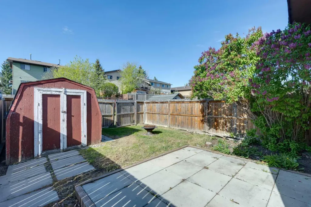 1121 Berkley Drive NW Calgary AB T3K 1S6