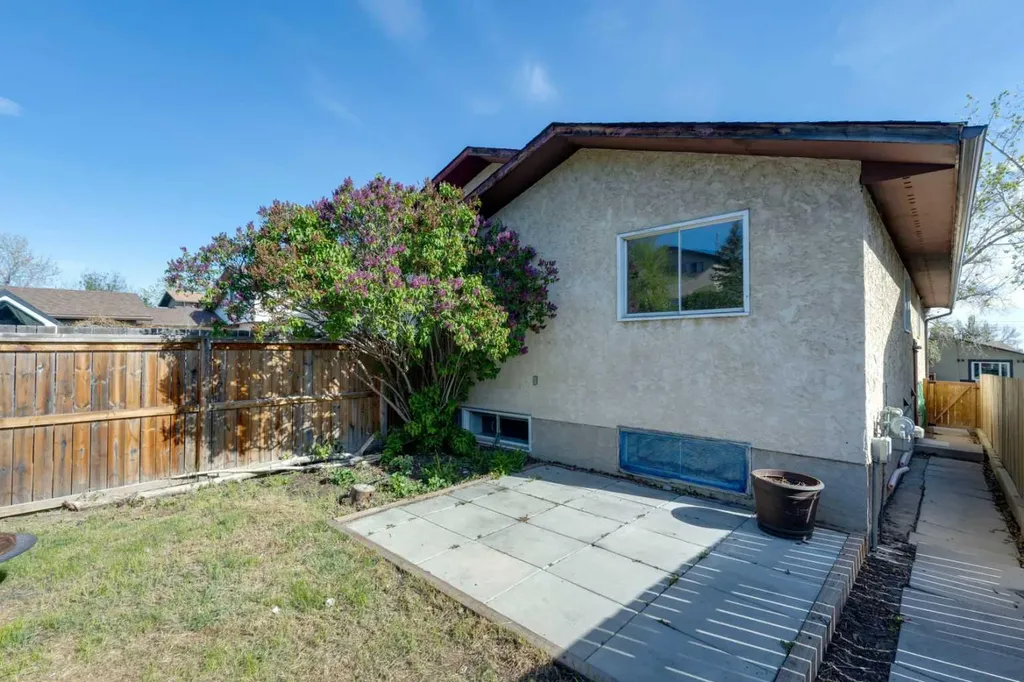 1121 Berkley Drive NW Calgary AB T3K 1S6