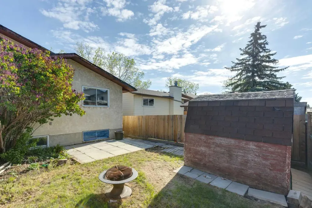 1121 Berkley Drive NW Calgary AB T3K 1S6