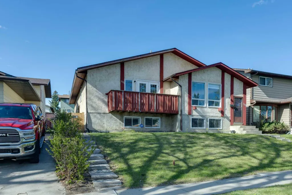 1121 Berkley Drive NW Calgary AB T3K 1S6