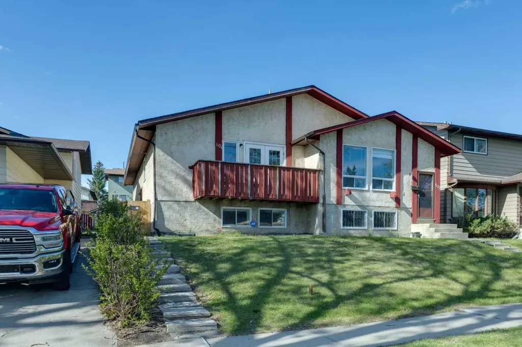 1121 Berkley Drive NW Calgary AB T3K 1S6