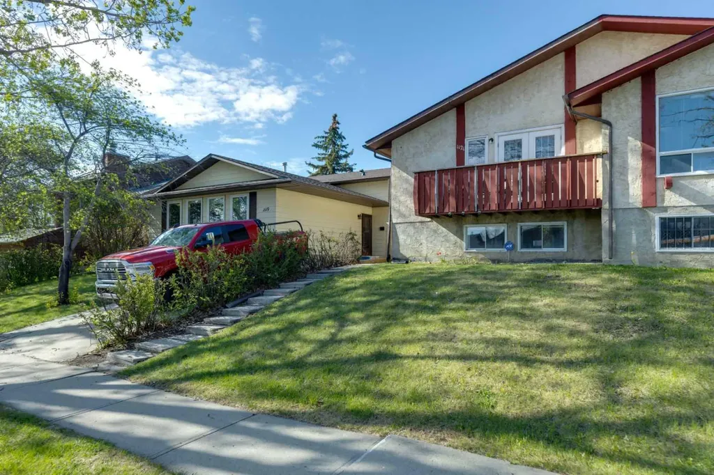1121 Berkley Drive NW Calgary AB T3K 1S6
