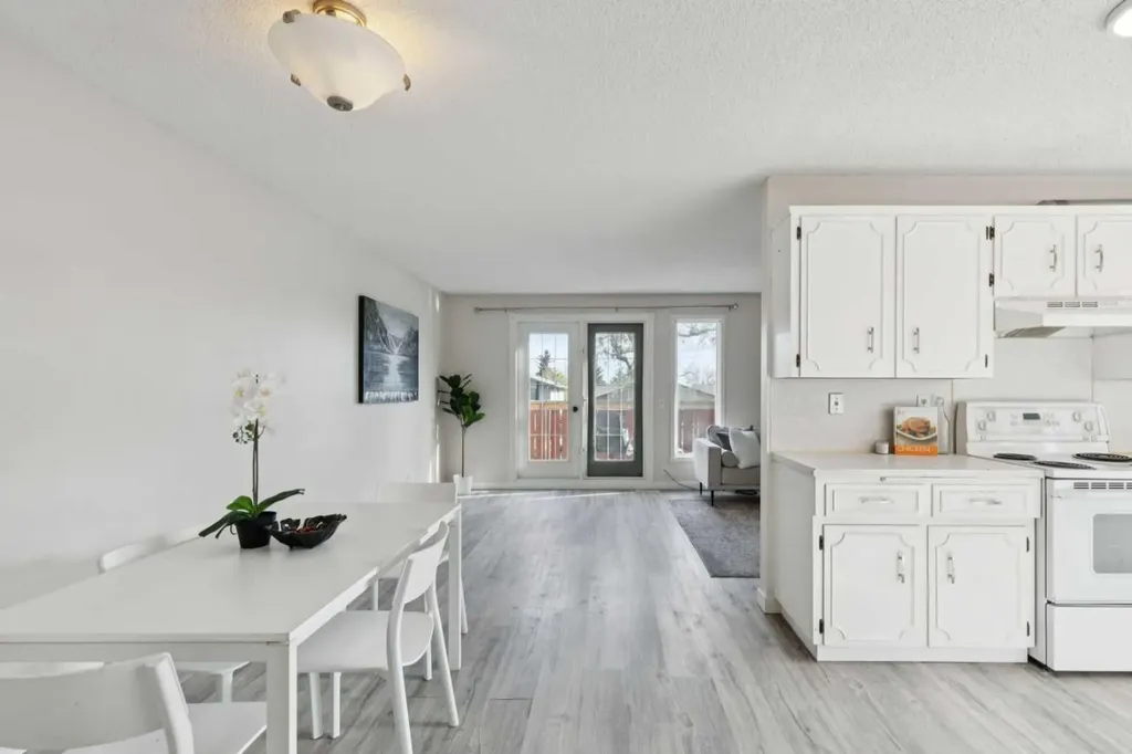 1121 Berkley Drive NW Calgary AB T3K 1S6