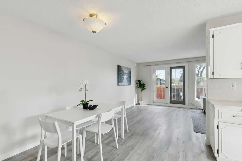 1121 Berkley Drive NW Calgary AB T3K 1S6
