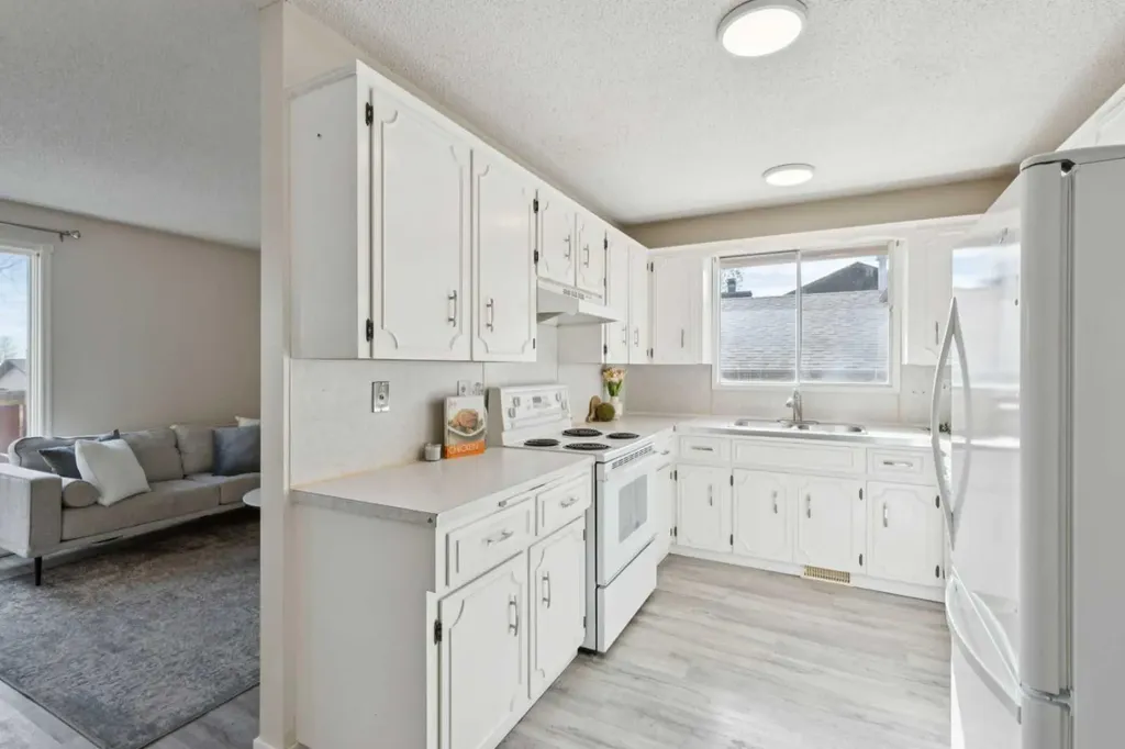 1121 Berkley Drive NW Calgary AB T3K 1S6