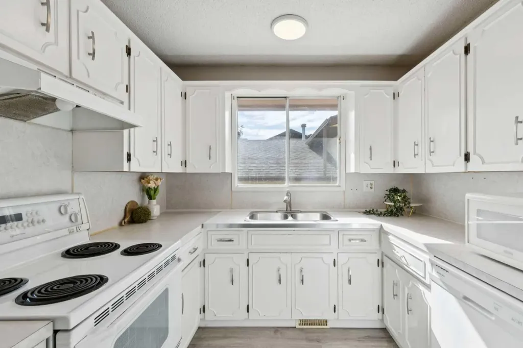 1121 Berkley Drive NW Calgary AB T3K 1S6